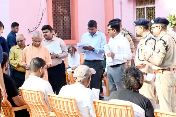 UP News: जन कल्याण सरकार का संकल्प..., जनता दर्शन में मुख्यमंत्री ने सुनीं लोगों की समस्याएं